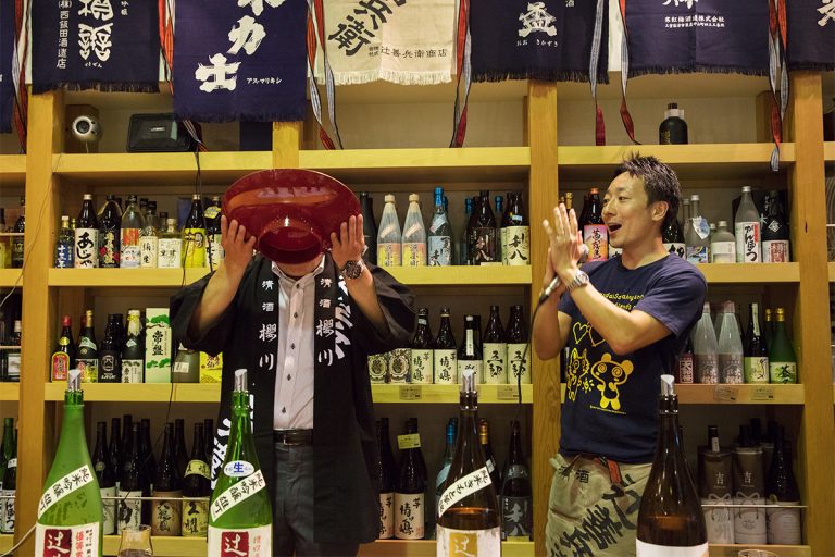イベントは江戸時代から伝わる「新川締め」で終了。「ご繁盛~」の掛け声で杯をあける。 新川 今田商店