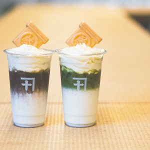 「一番茶チーズホイップティー（左・焙じ茶ラテスタイル 右・煎茶ラテスタイル）」