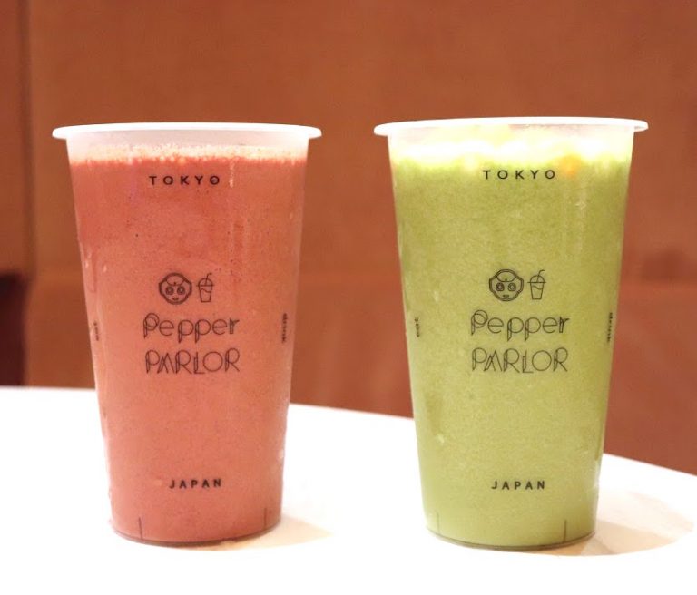 写真右から。「アマゾンカカオとラズベリーのヴィーガンシェイク」「甘酒と抹茶のヴィーガンシェイク(ノンアルコール)」各880円。 IMG_5357