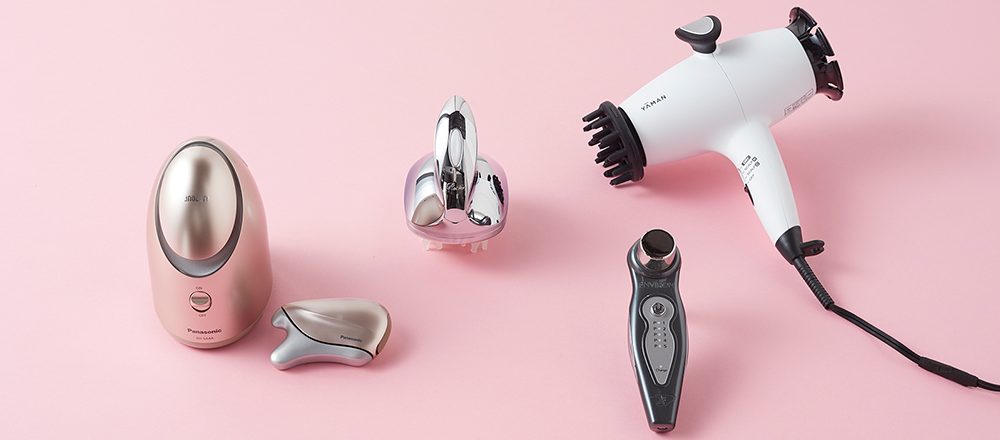 自宅でラグジュアリーケアが叶う最新美容家電4選!スチーマーとかっさ美顔器のセットも。