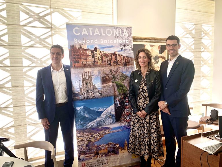 記者発表会にはカタルーニャ州政府企業知識省大臣のアンジェルス・チャコンさん(写真中央)らが登場。 IMG_6341