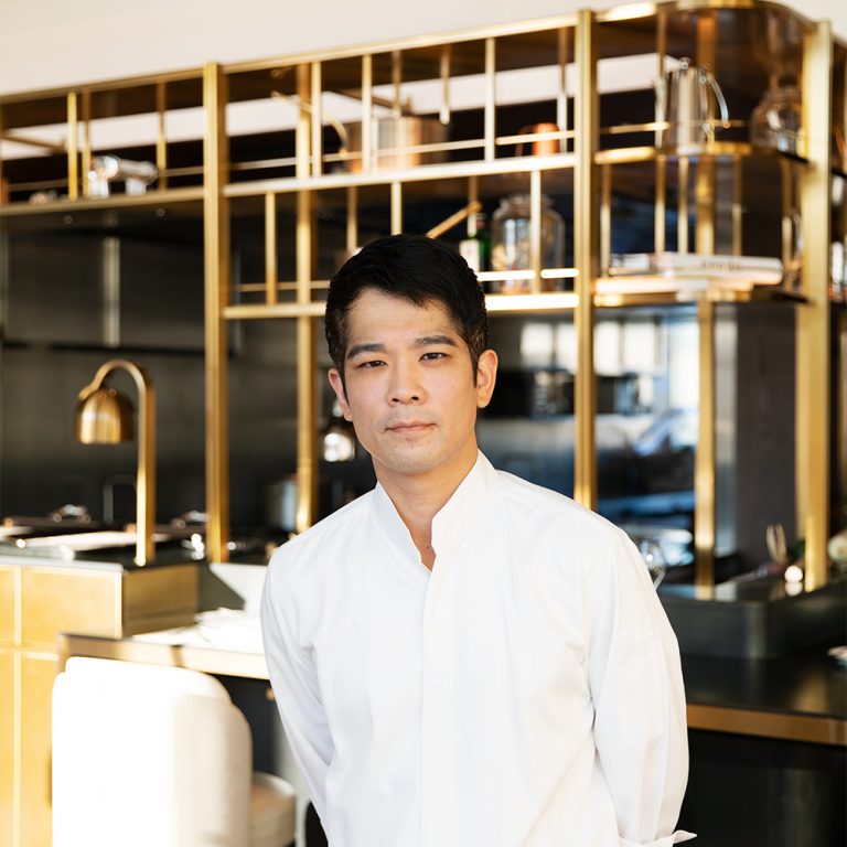 須賀洋介/1976年名古屋生まれ。26歳で〈ラトリエ ドゥ ジョエル ロブション〉のエグゼクティブシェフに任命。2015年に紹介制の〈SUGALABO〉をオープン。 代官山 COTEAU.