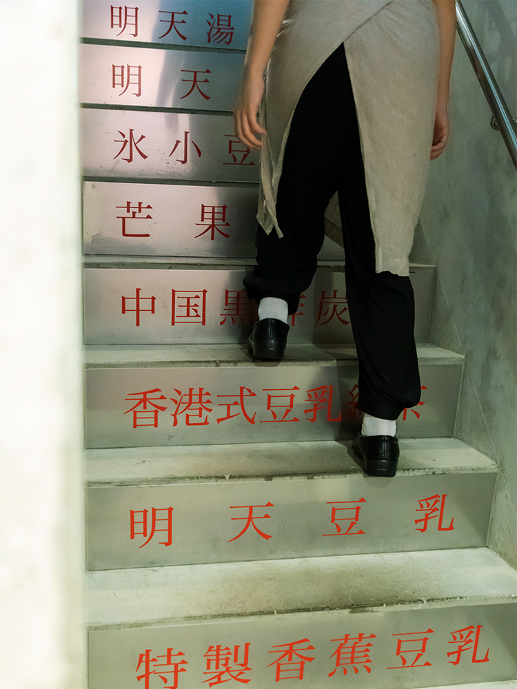 地下の階段など、店内のいたるところに明朝体の中文が。“健康促進”“熱烈歓迎”など、キャッチーな文字がそこかしこに。1階のカウンター横にある“台湾屋台”をイメージしたコーナーも映えるフォトスポット。