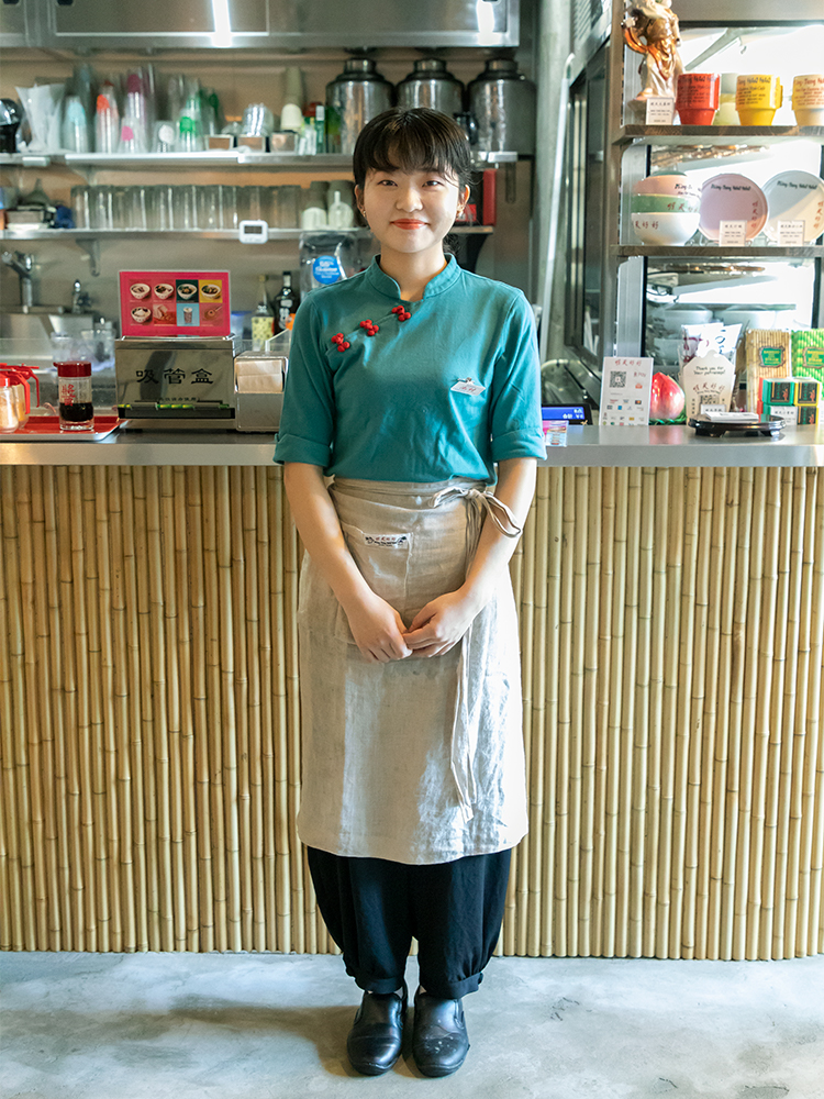 チャイナ服をアレンジしたようなユニフォームもeriさんがデザイン。「どこかの国のチャイナタウンにあるようなカフェ」というお店のコンセプトにぴったり。レトロなアジアを表現したデザインはお客様にも好評だ。