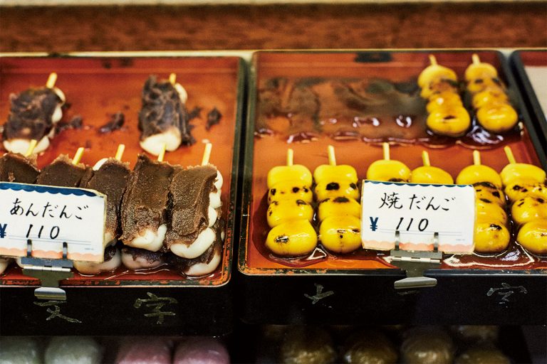 店頭には約30種類の和菓子が並び、老若男女の客が次々と訪れる。看板商品は焼いてからみたらしあんをかけた焼だんご 110円。