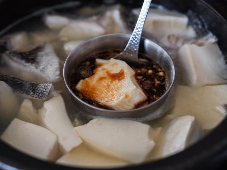 タラと豆腐でシンプルに。鍋の中央で醤油ベースのたれを温めて食べるのが伊藤家流。