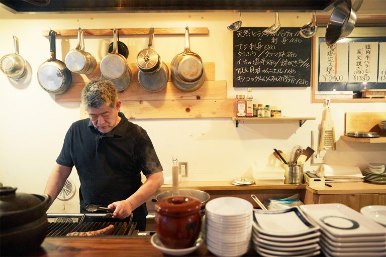 イタリア料理店を営み、炭火焼の名人として名をはせた寺内さん。〈てら屋〉を居酒屋にしたのは「私自身、居酒屋で食べるのが楽で。お客様にもお酒と料理を自由に楽しんでいただきたい」から。 てら屋 祖師ヶ谷大蔵