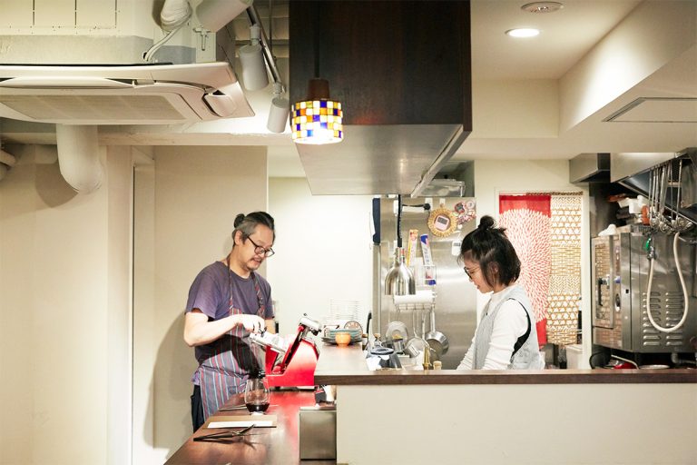 麹町で7年ほど人気バルを営み、昨年祖師ヶ谷大蔵に移転オープン。ワインは妻のあゆみさんと選んでいる。 春風駘蕩 祖師ヶ谷大蔵
