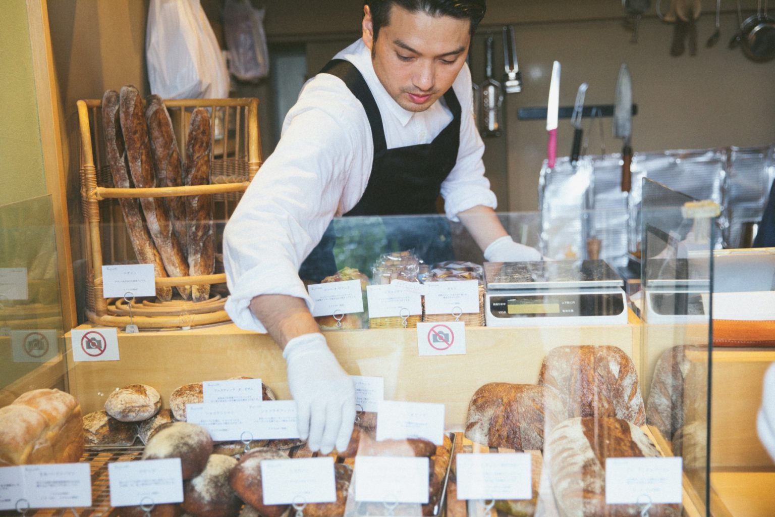 パン売り場と、店主の松本さん。