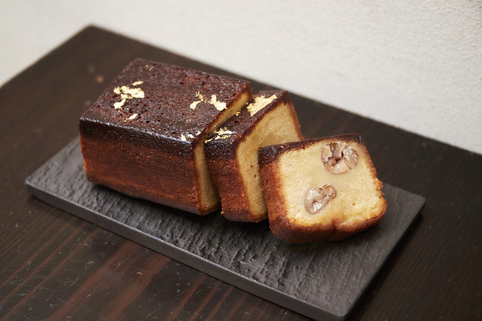 「和栗のテリーヌ」テリーヌ型で焼き上げたケーキ。栗がごろごろ。ハーフサイズ5,400円。