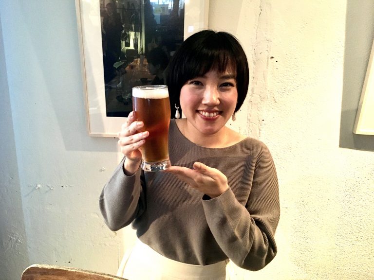 「ビールおねえさん」こと古賀麻里沙さん登場！　食べることと飲むことが大好きで、日々更新しているInstagram（＠arisa_koga19871216）ではビールとおつまみのペアリングを発信中。