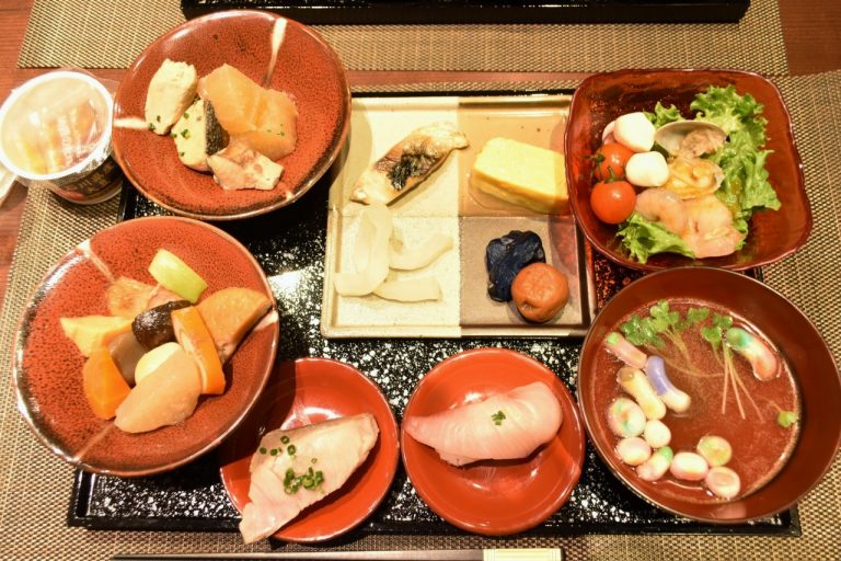 金沢の郷土料理などを集めてオリジナルの「金沢朝定食」を作ってみました。 〈アゴーラ・金沢〉