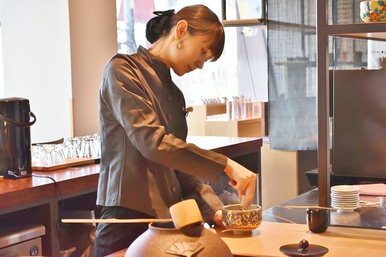 茶邸の雰囲気だけでなく、本格的な抹茶が楽しめる。 〈アゴーラ・金沢〉