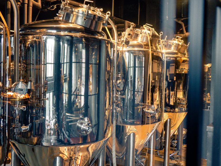 レストラン内に併設されているビール工房。常時8種類の自家製ビールが楽しめる。 _C131602-2