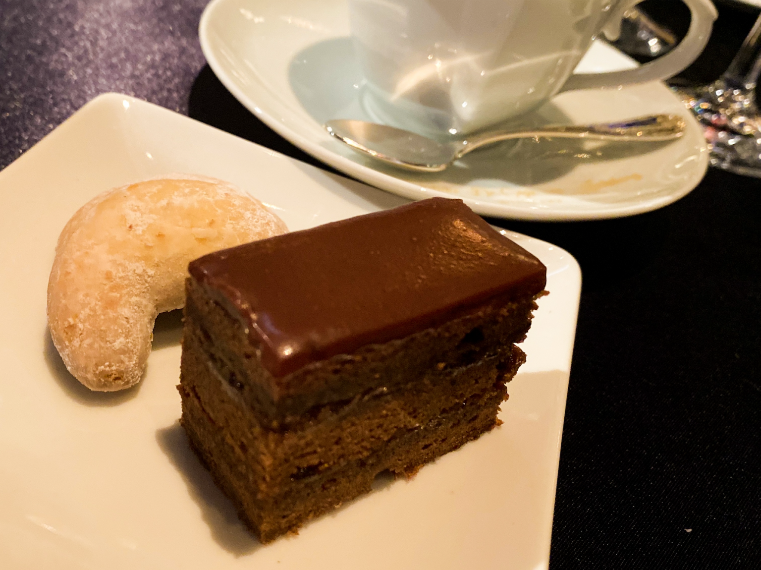 ハプスブルク家のキプフェルン、マリー・アントワネットがフランスに広めたお菓子、ザッハトルテ、皇妃エリザベートらハプスブルク家に愛されたケーキ。