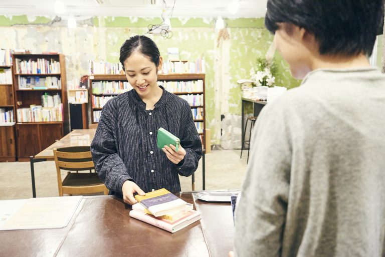 処方された3冊を手に、まっすぐとレジへ向かう阿部さん。 _DSC7702