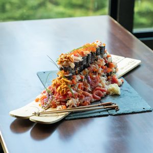 今年開発した、メガこぼれ寿司 12,000円。魚介が新鮮ですっごくおいしい。巨大さをお伝えできないのが残念。