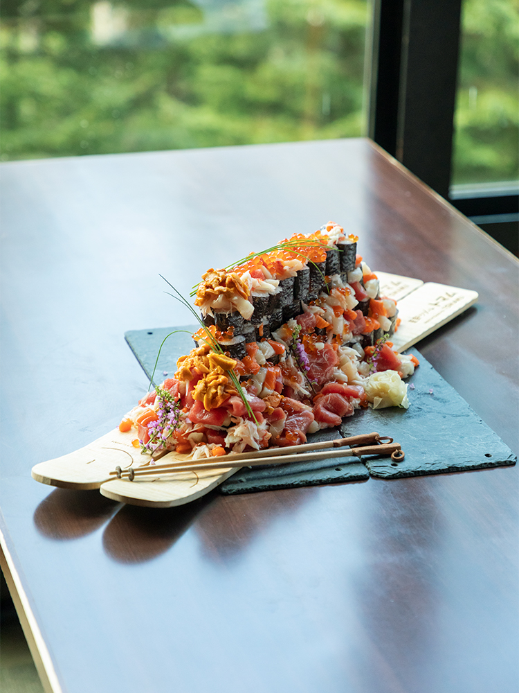 今年開発した、メガこぼれ寿司 12,000円。魚介が新鮮ですっごくおいしい。巨大さをお伝えできないのが残念。