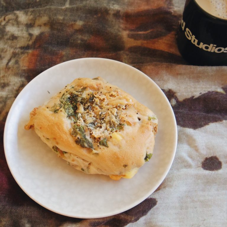 「チーズとくるみと小松菜のチャバタ」 Processed with VSCO with a6 preset