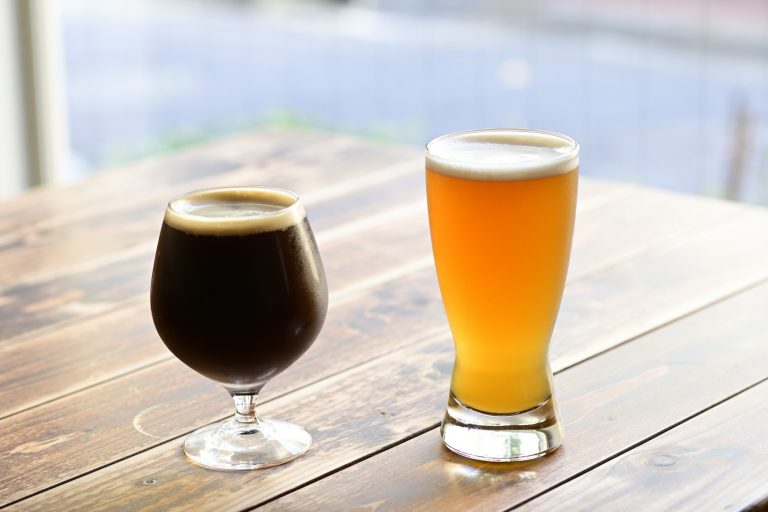 左・正夢(ブラックエール) 600円、右・風月(ペールエール) 500円 さかづきBrewing 北千住
