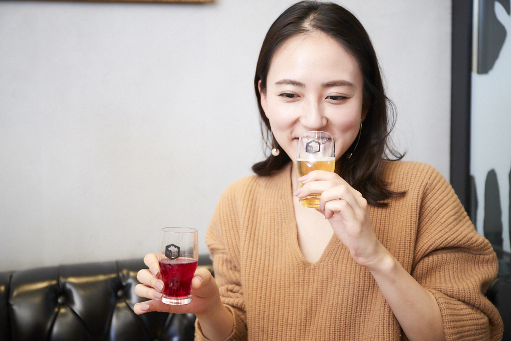 西嶋さんはラズベリー風味の「JAZZBERRY」と甘みと苦みのバランスが良い「496」を飲み比べ。「DaikanyamaSPAR
