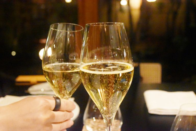 シャンパンで乾杯。贅沢な時間に思わず笑みがこぼれる。 DSC_0036