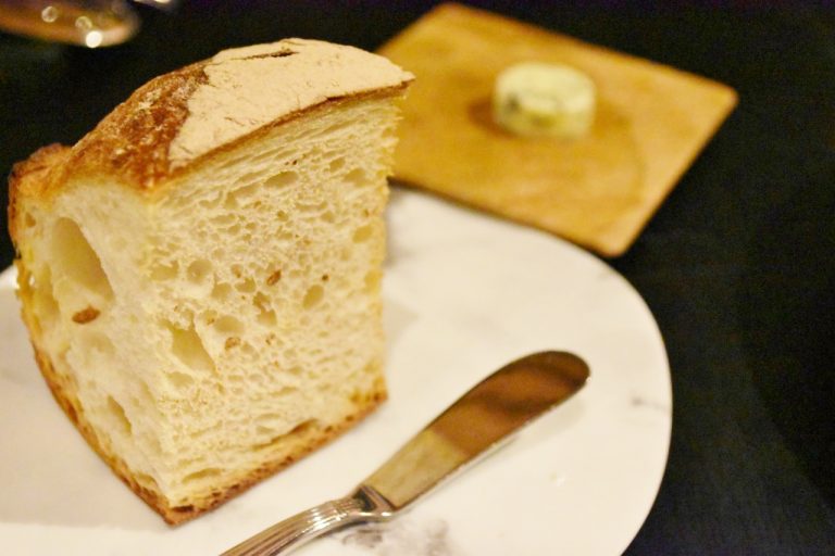 「パン」はカンパーニュ。有明海苔を練り込んだ自家製バター添え。 DSC_0065