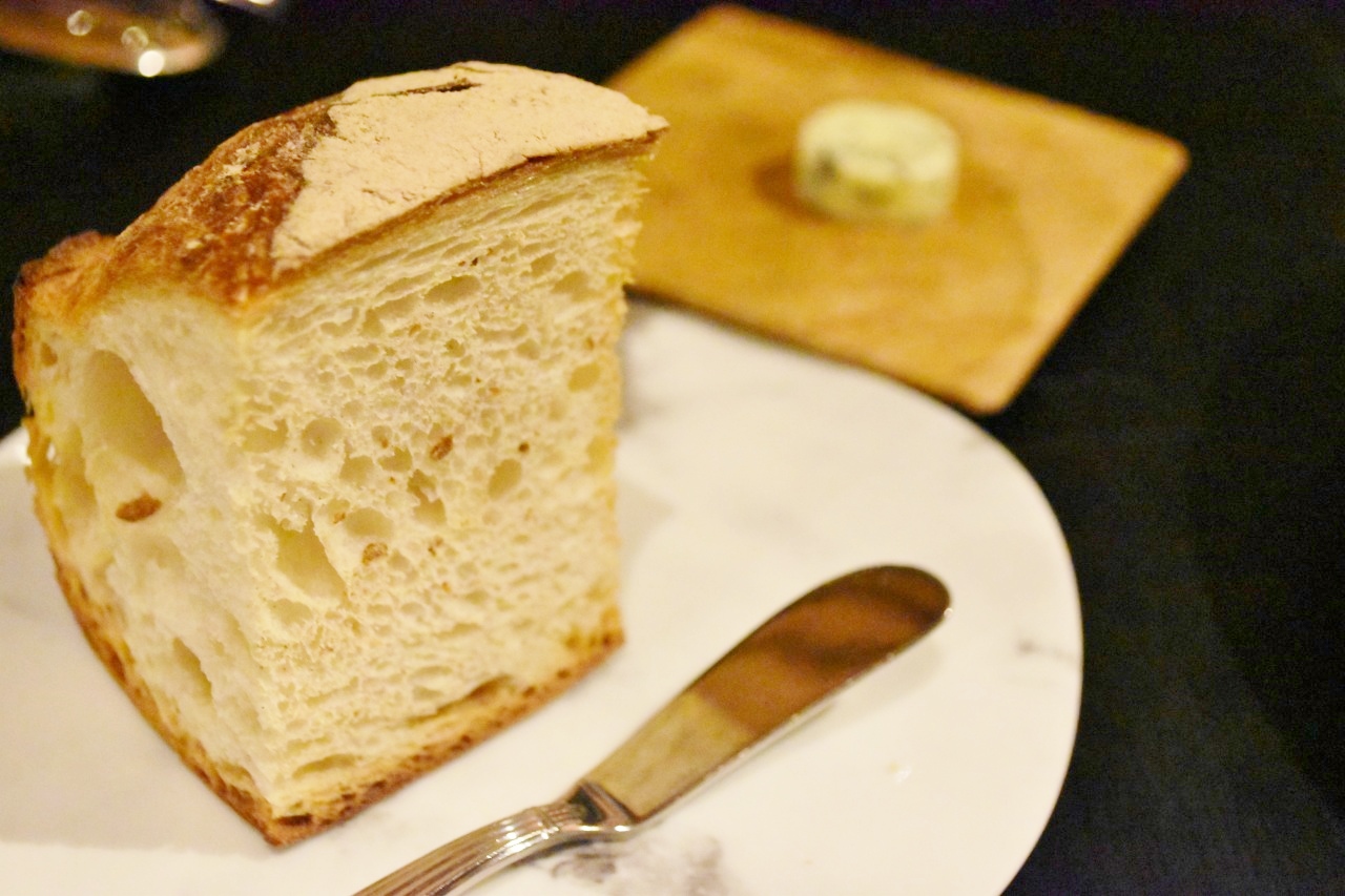 「パン」はカンパーニュ。有明海苔を練り込んだ自家製バター添え。