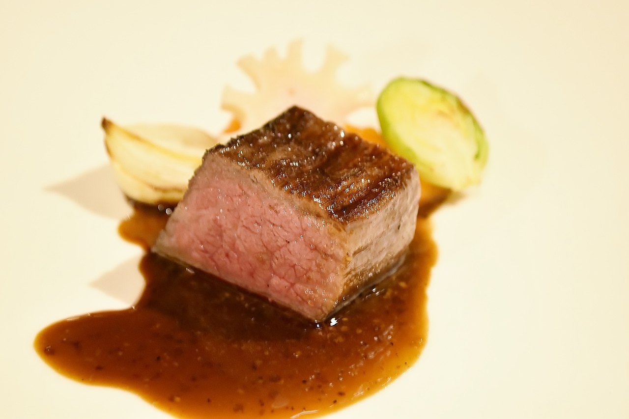 ほどよい焼き加減の「佐賀牛ランプ肉」は、フォンドボーとバルサミコのソースと人参のピュレが添えられています。