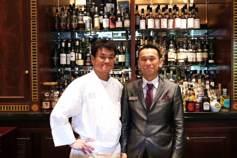 エグゼクティブペストリーシェフの鈴木一夫氏と〈ザ・バー〉マネージャーの柴野雅史氏。 10