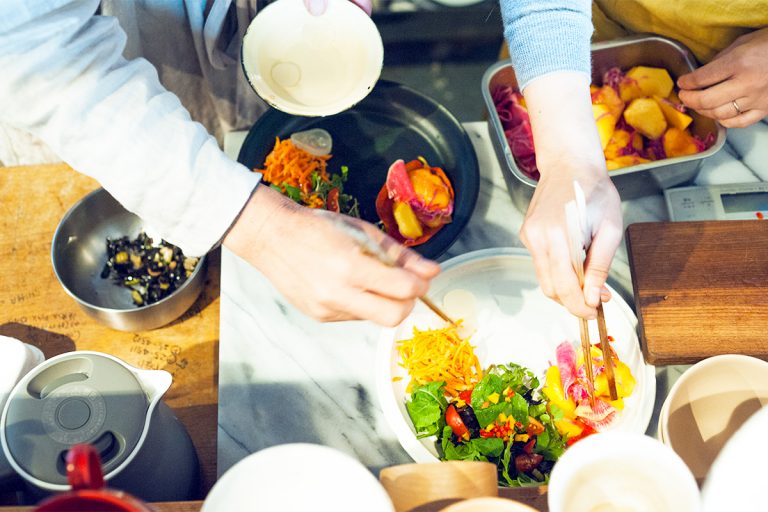 〈manoma〉では「季節のごはん」という名で定食を出している。夫のマツーラさんが調理を、妻のミスミさんが補助を担当。今年結婚10周年を迎えた二人は、あうんの呼吸だ。 165
