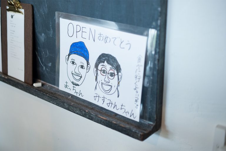 〈manoma〉は10月にオープンしたばかり。似顔絵は、マツーラさんが活動するフードユニット「つむぎや」の相方、金子健一さんの息子さんが記念に描いてくれたもの。 177