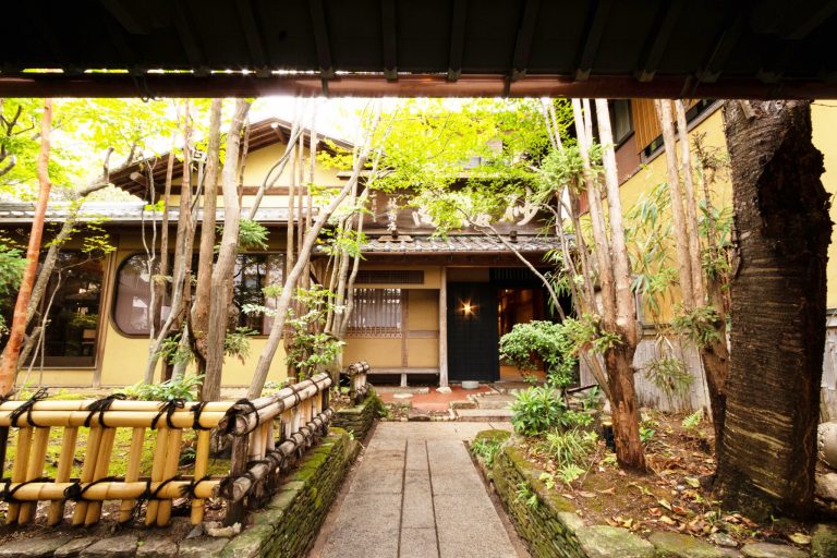 木々に囲まれた築約100年の建物に歴史を感じる。 ③