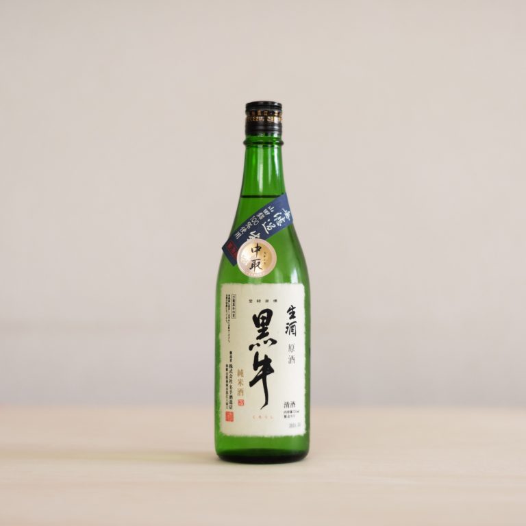 和歌山県海南市で創業150年以上の歴史を誇る蔵元。万葉集に「黒牛潟」と呼ばれる黒い牛の形をした岩が蔵の近くにあり、その名がついたという。全量山田錦を使用した「黒牛 純米 中取り無濾過生原酒」720ml 1420円(税別・ひいな購入時価格)/名手酒造店 「黒牛 純米 中取り無濾過生原酒」