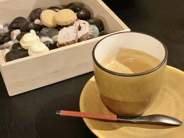 食後のコーヒーを楽しみながら、美味しかった料理の余韻に浸る。 8FB2EEA5-0756-42D6-8F25-7140990FF5B1