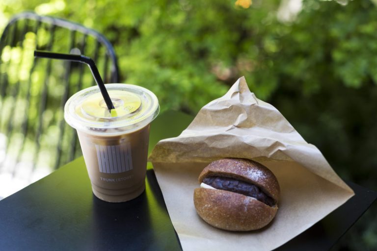 〈Double Tall Cafe〉のミルクコーヒー280円、〈GARDEN HOUSE CRAFTS〉のあんバターパン303円。