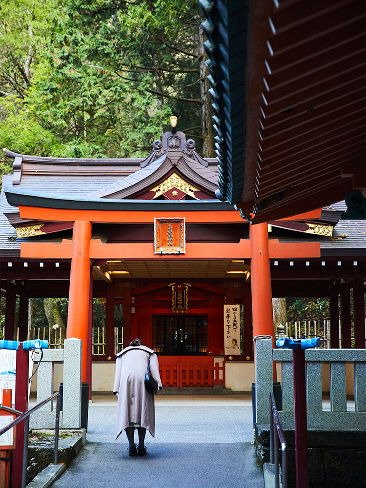 芦ノ湖の湖心近くの本宮より御分霊を奉遷し、鎮祭された九頭龍神社の新宮。お参りしやすいようにと、箱根神社の境内に建立された。