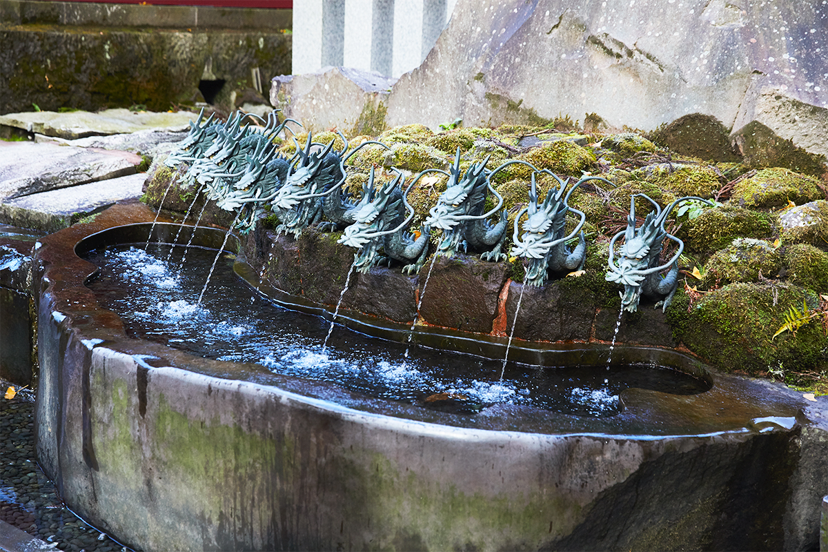 九頭龍神新宮にある「龍神水舎」。ペットボトルで水を持ち帰る人も多い。