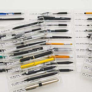 古川さんのボールペンコレクションの一部。昨年のOKB48総選挙に登場した48本がずらり。美しい収納方法からもボールペン愛が伝わってくる。