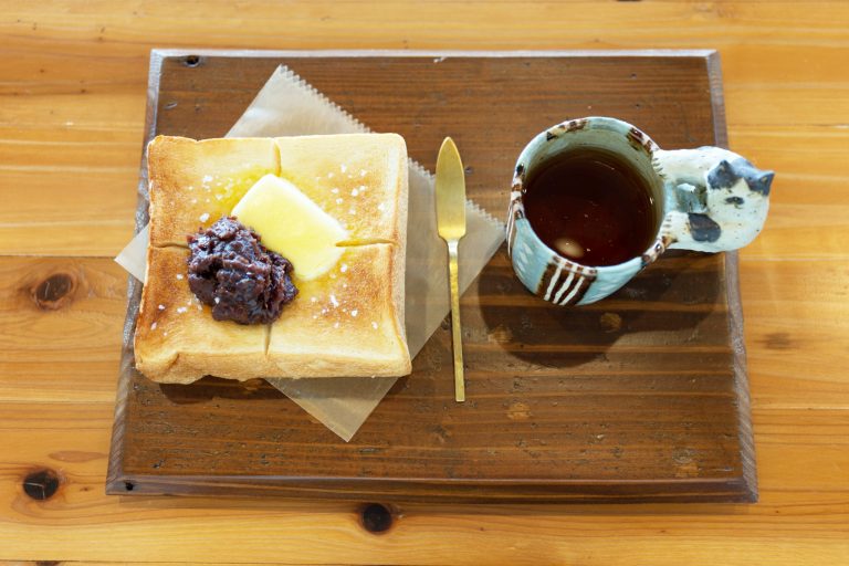 朝にぴったりの餡バタートースト380円と温かい焙煎ほうじ茶430円。しみじみする。