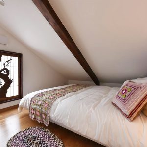 “The Purple Room”と名付けられた梅をイメージしたこちらのお部屋、ベッドサイドの壁一面が紫色でキュート。