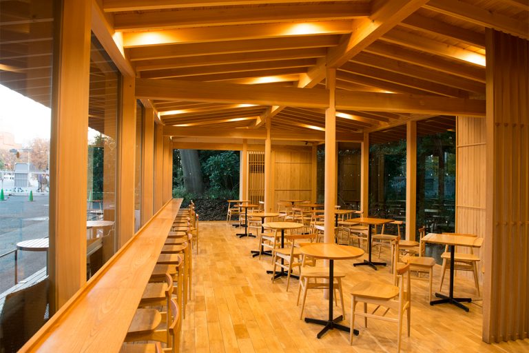 店内の家具は明治神宮の枯損木で造られている。 CAFÉ杜のテラス 明治神宮