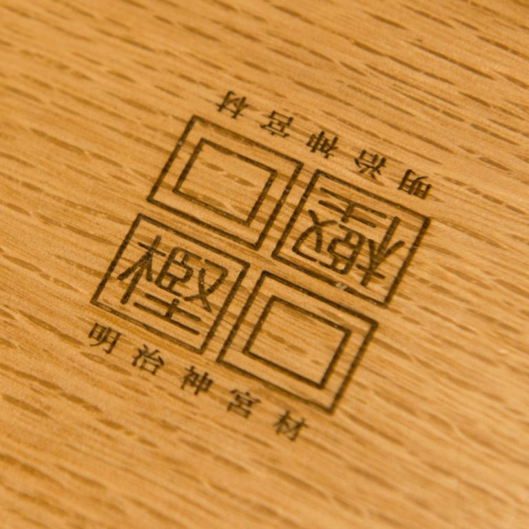 テーブルにはそれぞれ使用した枯損木の刻印が押されている。 CAFÉ杜のテラス 明治神宮