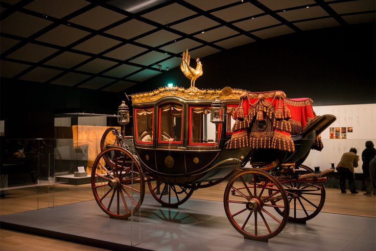 イギリス製の車体に日本の装飾を施した「六頭曳儀装車」。 明治神宮ミュージアム 原宿