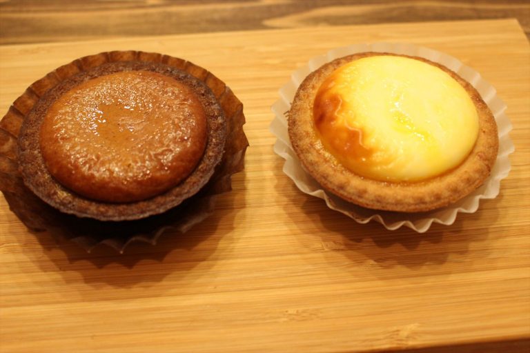 左:新商品「焼きたてチョコレートチーズタルト」、右:定番「焼きたてチーズタルト」。 r_IMG_7102