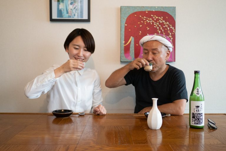 (まずは常温で飲んでみる二人) _C046071