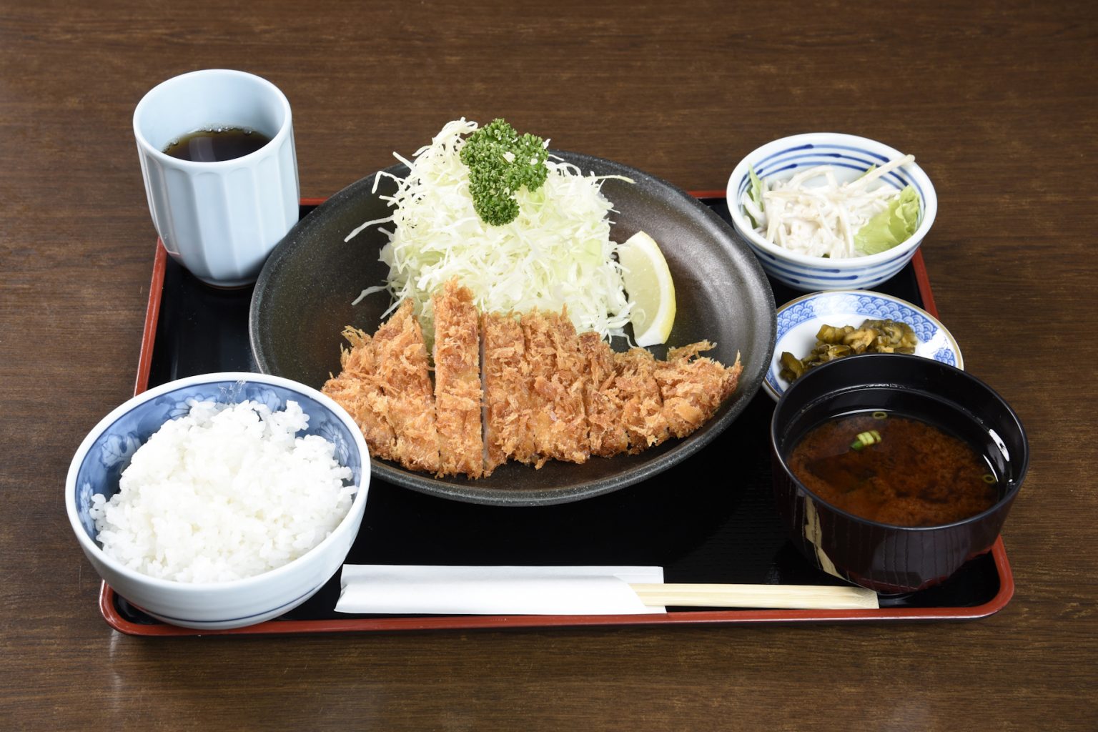 大きなろ過器でこした油を使い、サクッと軽い衣に仕上げている。