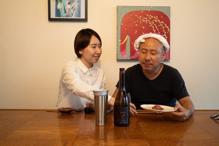 (口内調味中のテツヤ。脂と酒が混じり合い、この顔) _C046370