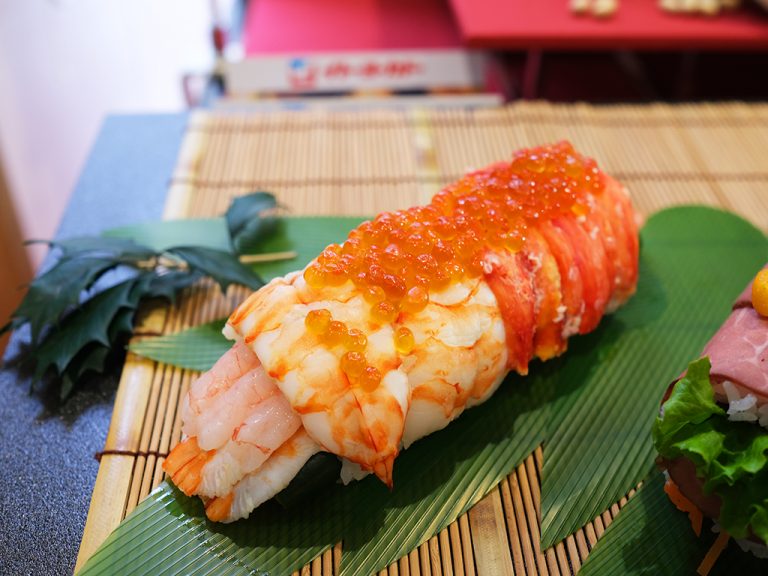 予約限定2,500本限りの「絶品!海老かに尽くし贅沢巻」2,580円、長さ18cm。 ebikani