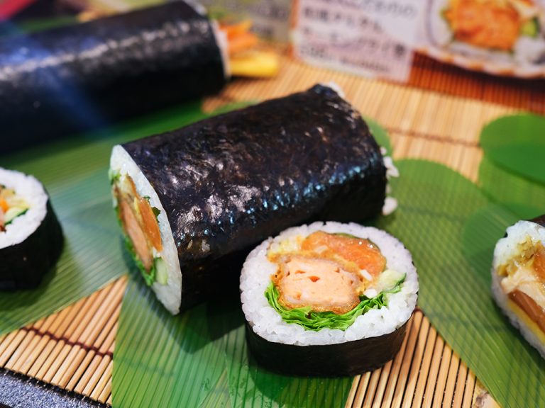 「料理人こだわりの和風タルタルサーモンフライ巻」598円、長さ約9cm。 katsu